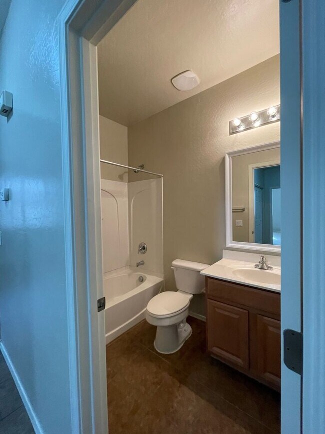 Building Photo - Attractive 3 bed, 2 bath home