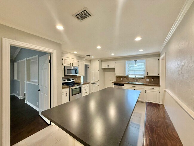 Building Photo - Available Now! Spacious 4 Bed/3 Bath Home in Tyler! Hot Tub!