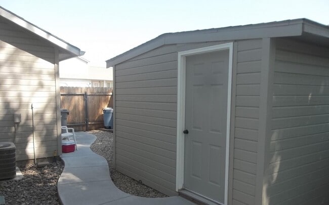 Building Photo - 1165 E 19th N St