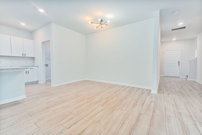 Building Photo - Bright & Spacious Living in Charleston’s Grand Bees!