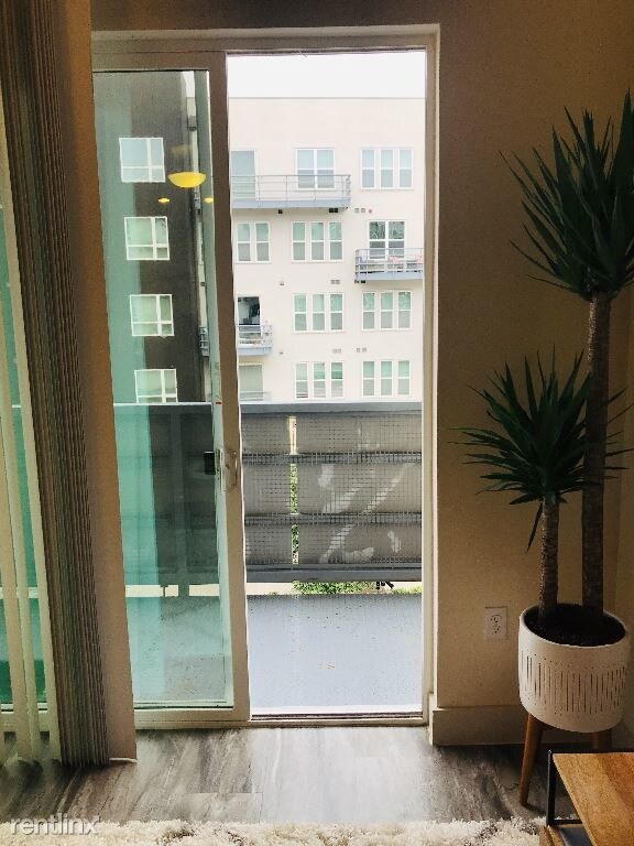 Building Photo - 1 br, 1 bath Apartment - 3211 Palm Way