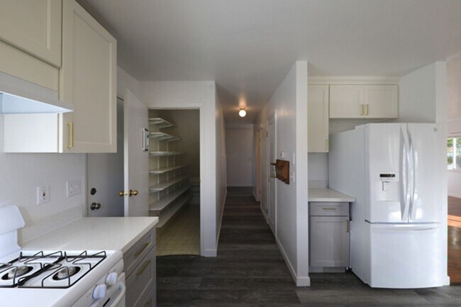 Building Photo - Spacious 3/2 with large yard