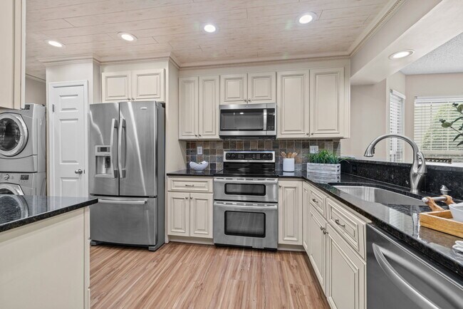 Building Photo - 401 Harbour Point
