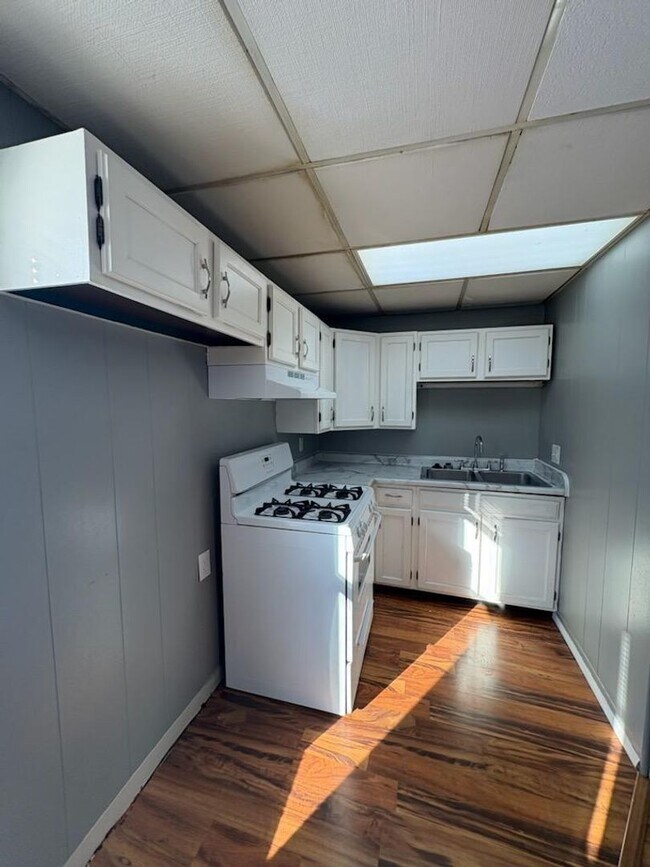 Building Photo - 912 N Madison St