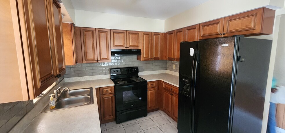 Building Photo - 303 Floral Dr