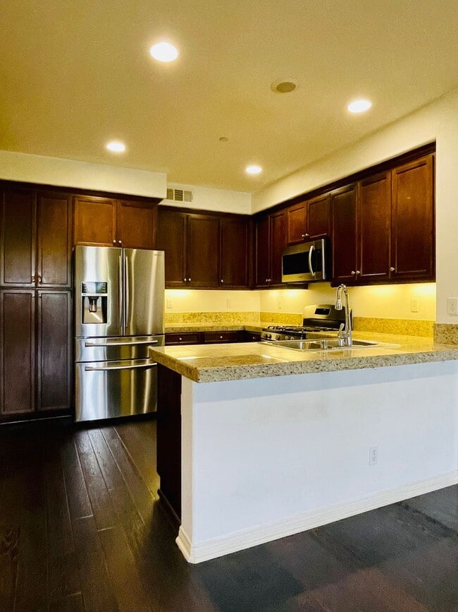 Building Photo - Condo Located in the Gorgeous Columbus Grove