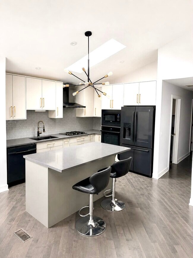 Building Photo - 600 Le Parc Cir