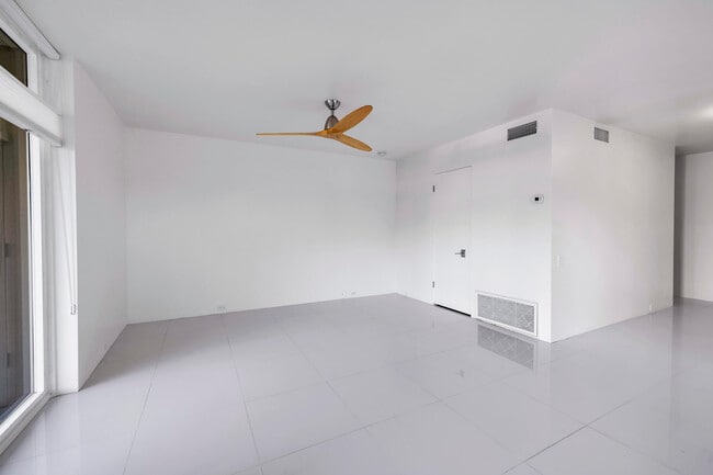 Building Photo - 2521 N Whitewater Club Dr