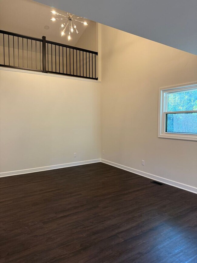 Building Photo - Completely renovated 4 bedroom home in Halteman