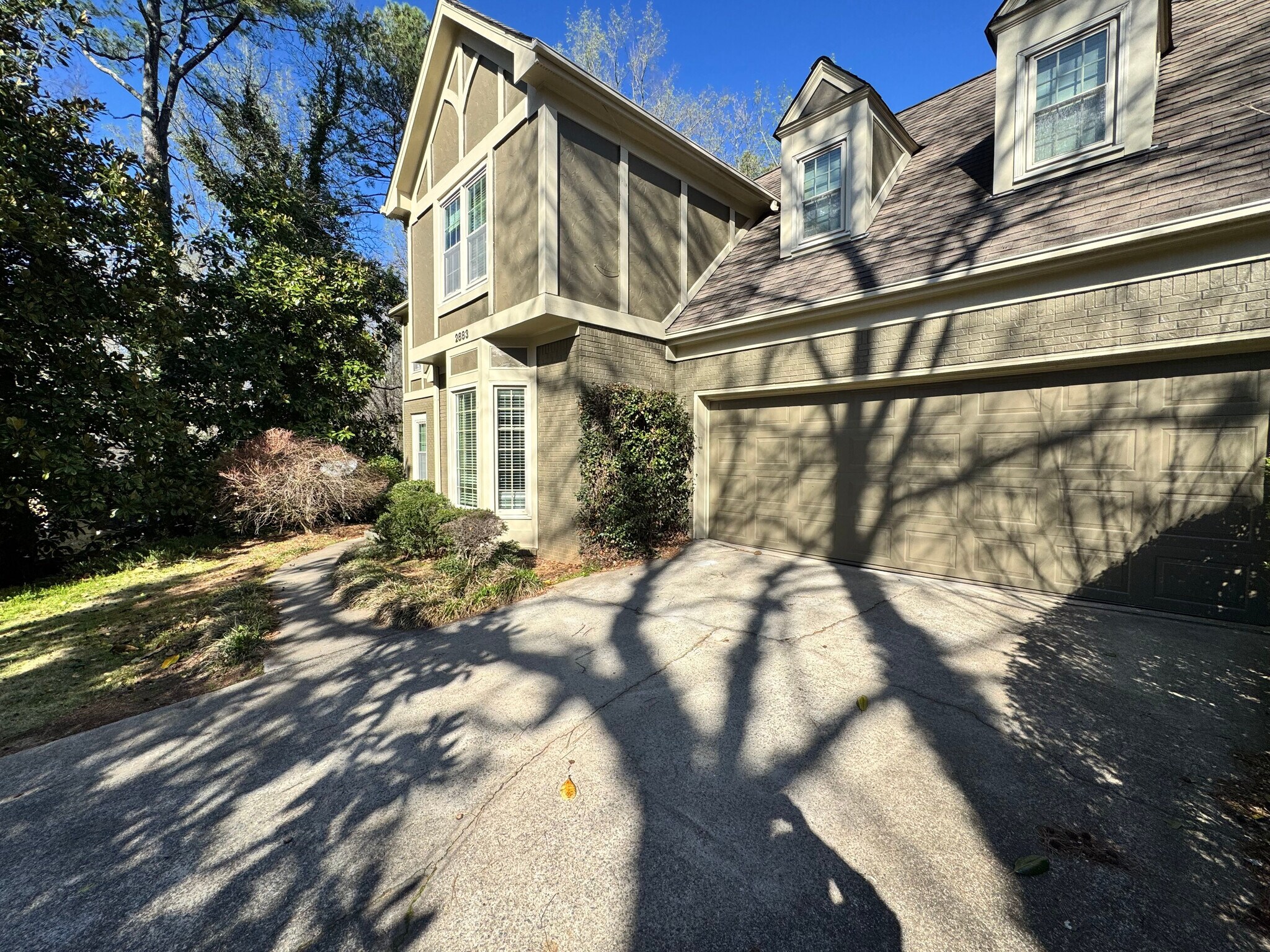 Building Photo - Room in Apartment on Wynfair Dr