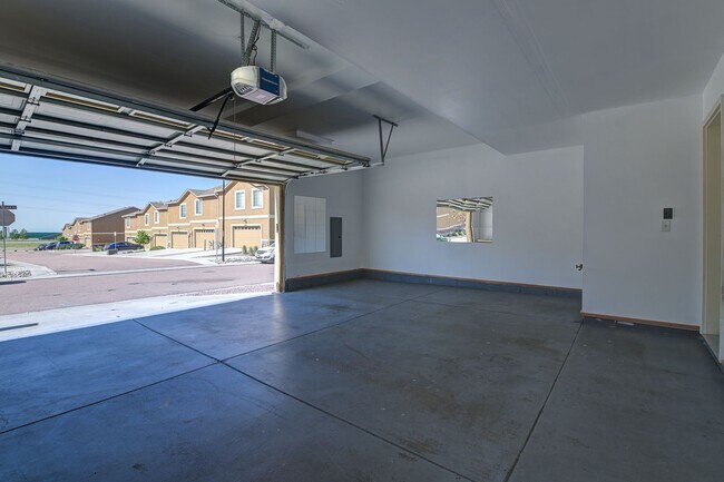 Building Photo - Move-In Ready Townhome with Luxury Finishe...