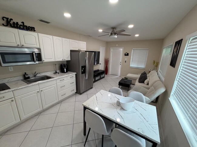 Building Photo - Charming 1 bed, 1 bath suite for rent