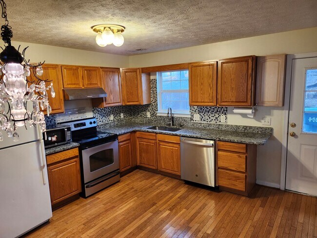 Building Photo - For Rent: Harrisonburg 3 BR, 2.5 Bath Townhouse