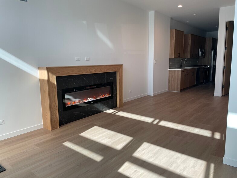 Building Photo - 934 W Diversey Pky