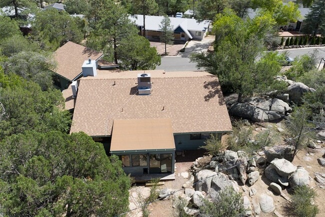Building Photo - 3 bedroom, 3 bath home close to downtown P...