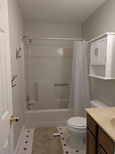 full bath - 11347 Ford Road