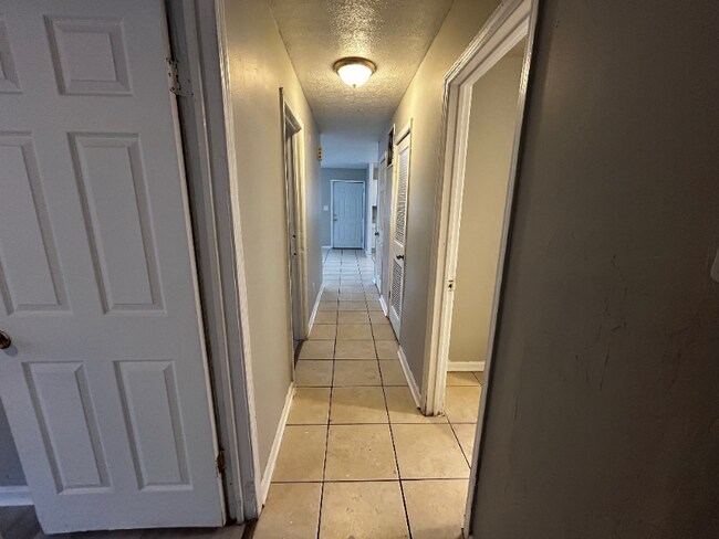 Building Photo - 1422 W 35th St