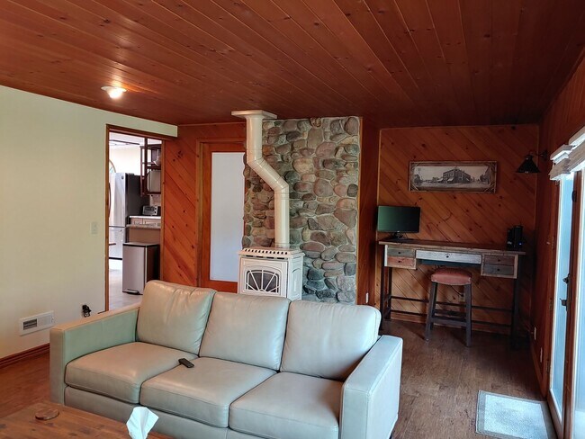 Building Photo - Fully Furnished Executive Sander's Beach Rental