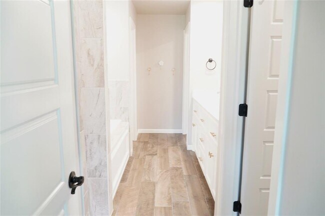 Building Photo - 5500 Carmel Crk Dr