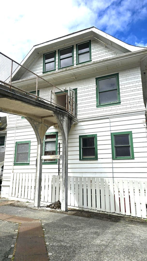 Building Photo - 500 B St