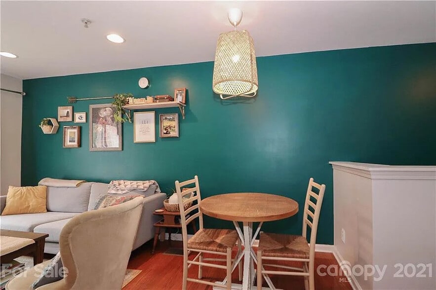 Building Photo - Room in Condo on Donatello Avenue