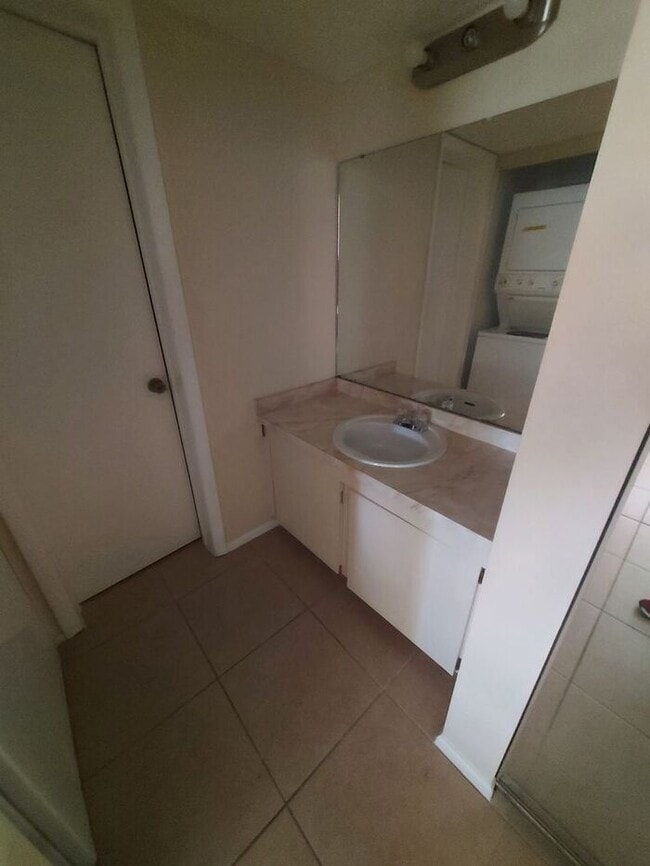 Building Photo - 584 Fairways Ln