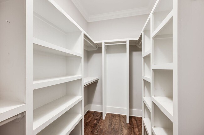 Building Photo - Stunning 4BE/3.5BA home in the heart of Green Hills!