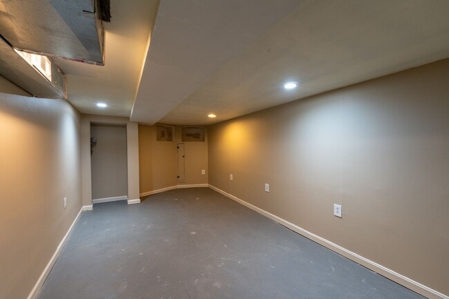 Building Photo - 3-Bedroom, 1.5 Bathroom Townhouse in Heart of Hampden