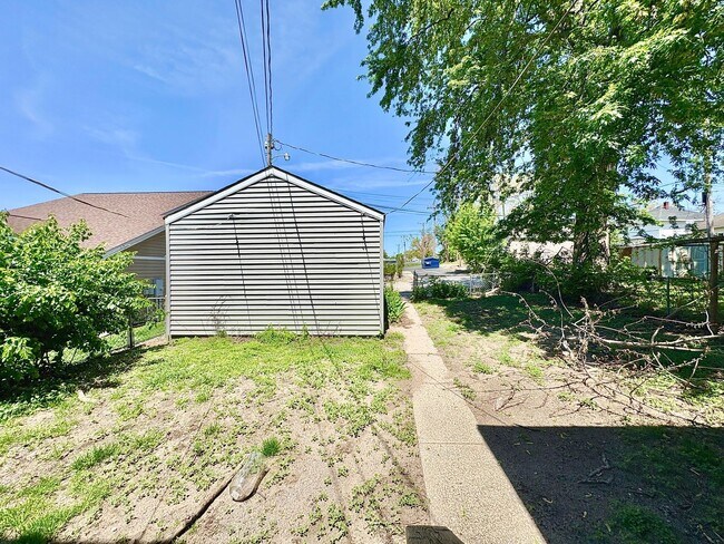 Building Photo - 915 E Lasalle Ave