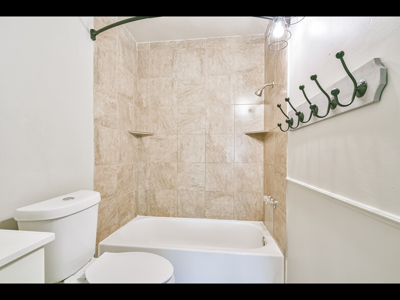 Unit 1 Bathroom - 5017 Boicewood St