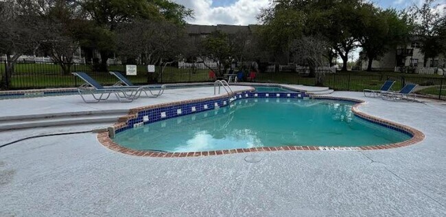 Building Photo - 2bed/2.5 bath condo close to downtown