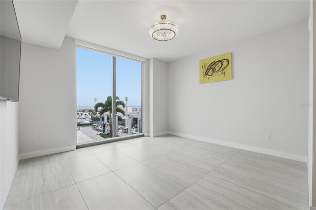 Building Photo - 301 1st St S