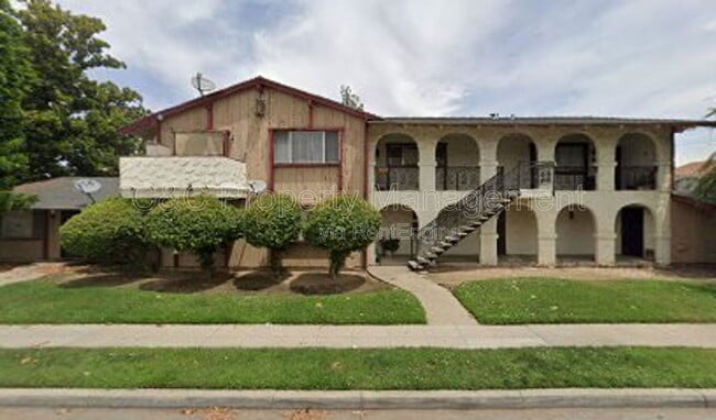 Building Photo - 1668 W Ashlan Ave