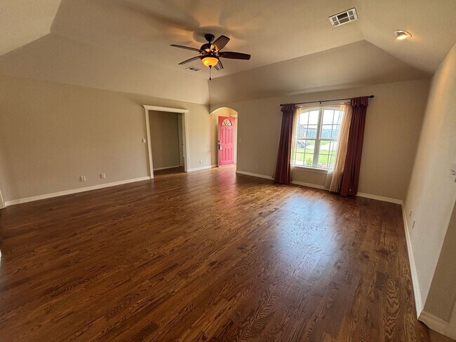Building Photo - Awesome 3 bed/2bath/2 car Split floor plan in Southfork III!