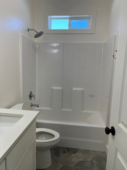 Main Bath - 564 W Sanford St