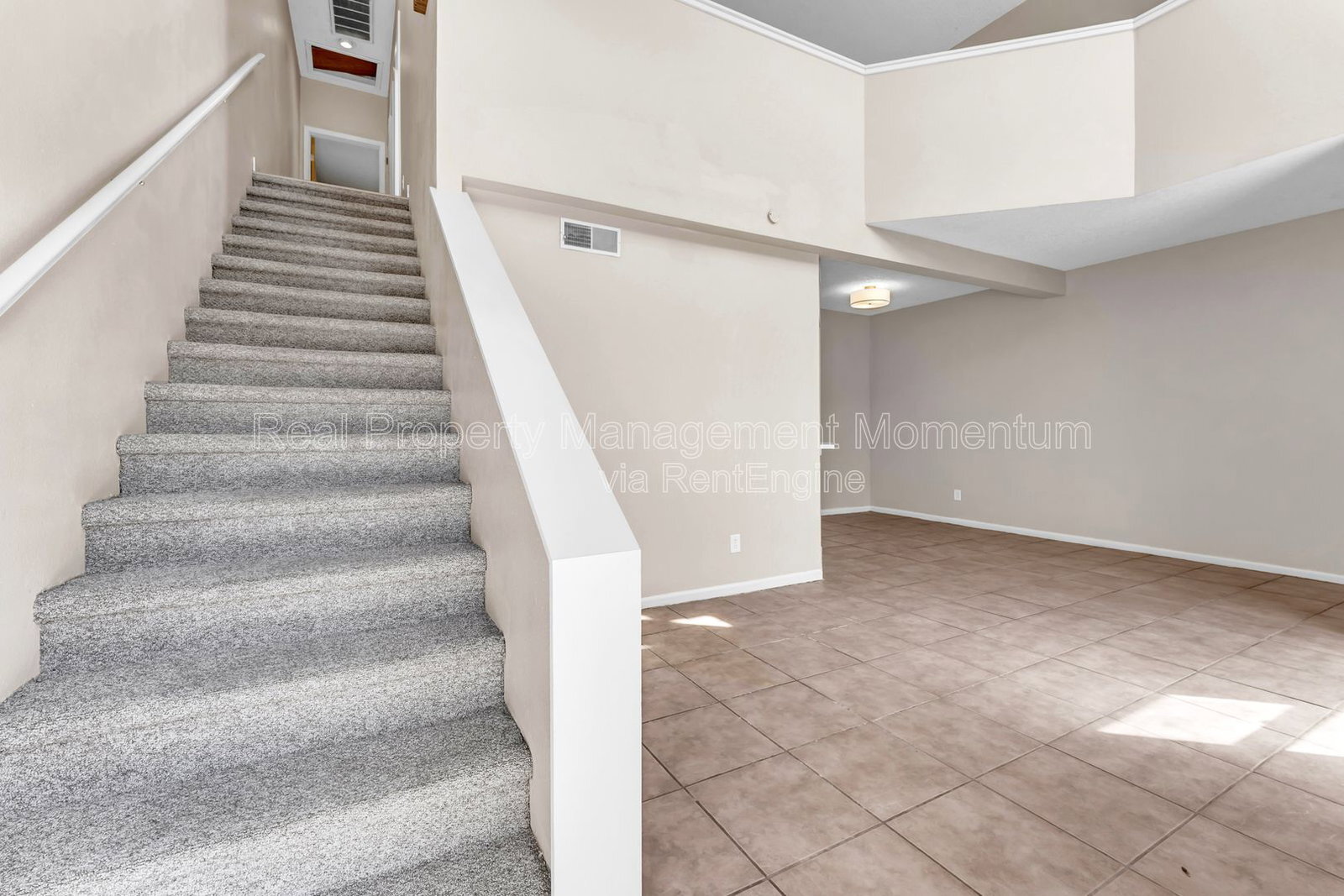 Building Photo - 930 E Primrose St