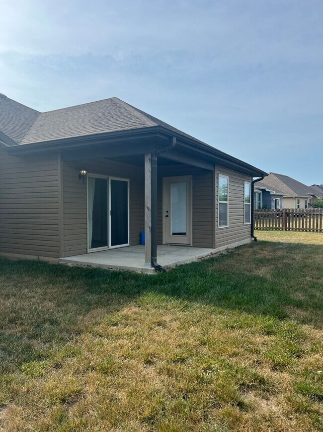 Building Photo - 3 bedroom, 2 bathroom, 2 car garage, single family home located on the south of town
