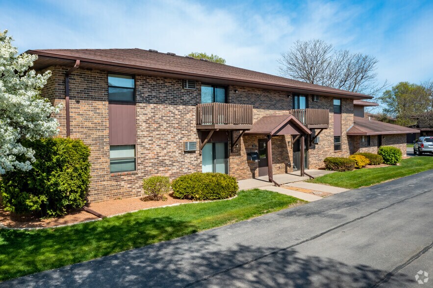 Applegate Apartments 2130 W Russet Ct Appleton WI 54914 Apartment