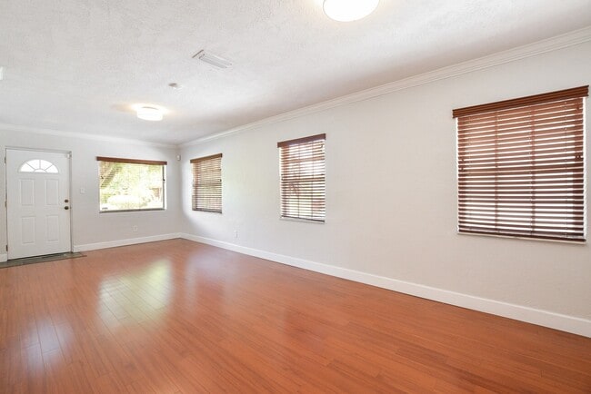 Building Photo - Charming 4/2 Colonial Town North Home with...