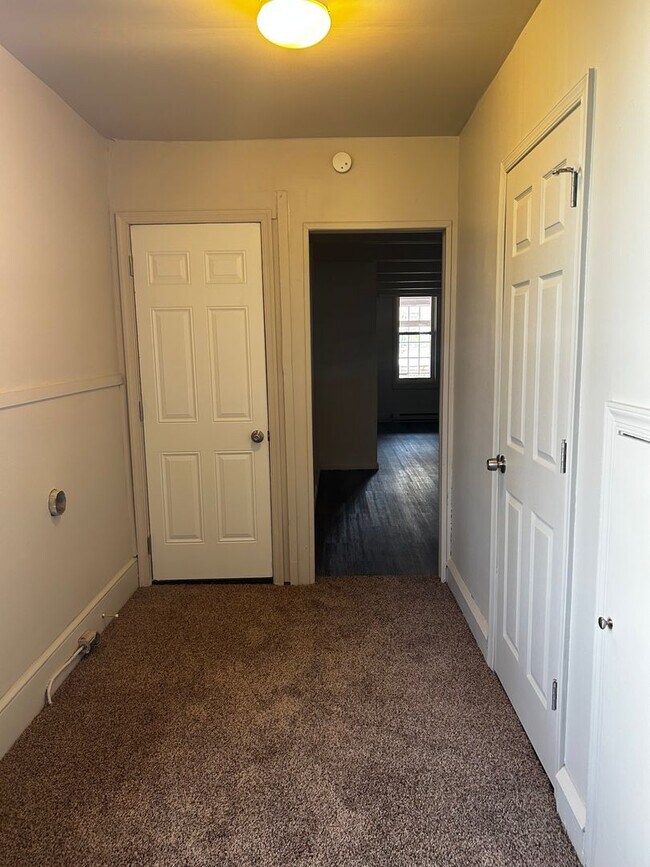 Building Photo - 1st floor Apt, 2b/1B- Available for immedi...