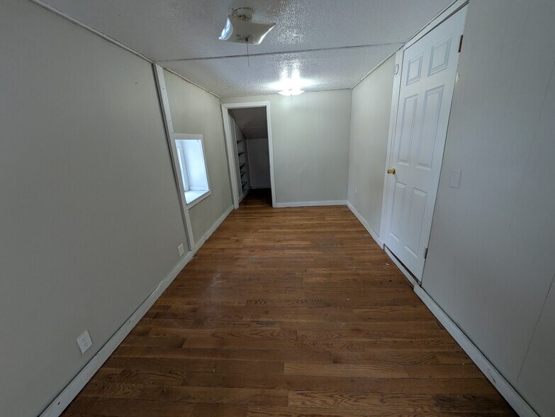 Building Photo - 148 Maple St