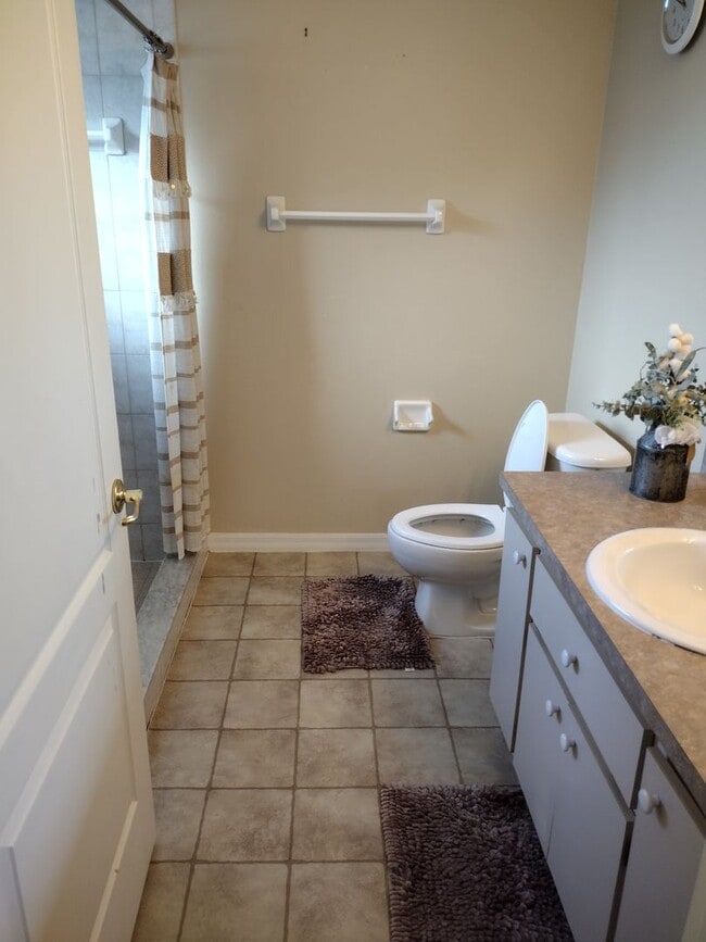 Building Photo - 3 Bedroom 2 Bath House 2 car garage with Large screened in porch! Tenant occupied till March 31st