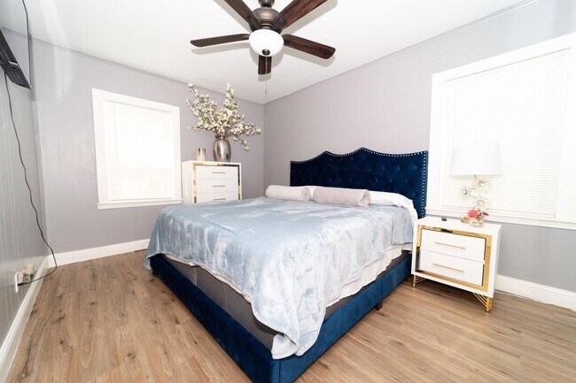 Building Photo - 1502 Acacia Dr