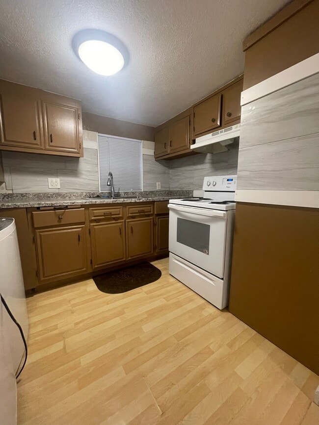 Building Photo - Tucked Away Antioch Home!