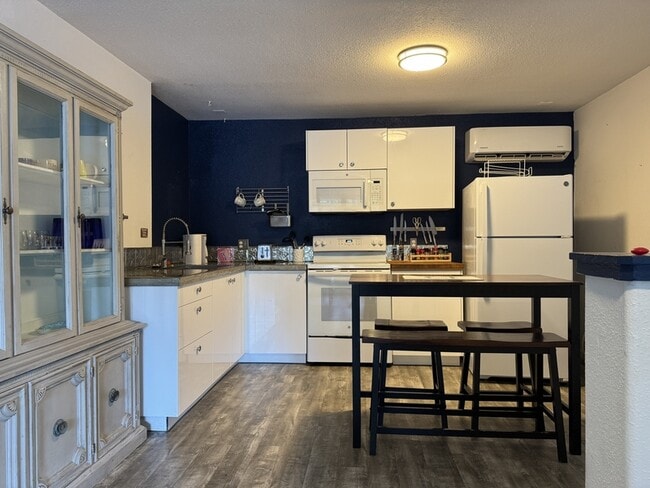 Building Photo - 526 Mill St