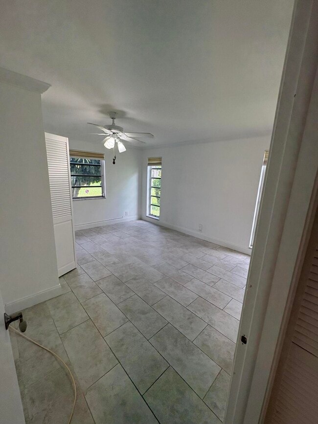 Building Photo - 1020 Silk Oak Terrace