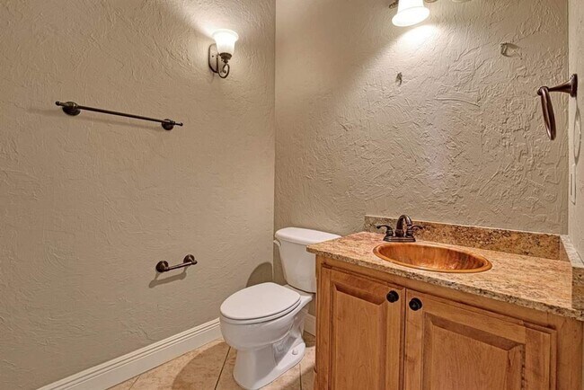 Building Photo - Amazing Home in Desirable Location