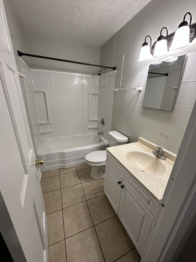 Building Photo - Newly Available! 2 Bedroom 1 Bathroom! Ask about our move in specials!