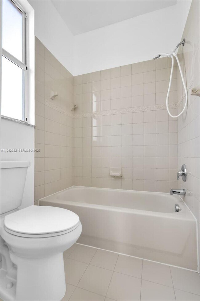 Building Photo - 1095 NE 39th Ave