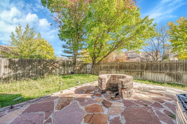 Building Photo - $3,250.00 - 5 Bed, 3.5 Bath Home in Aurora with in unit Laundry and Fenced in Yard!